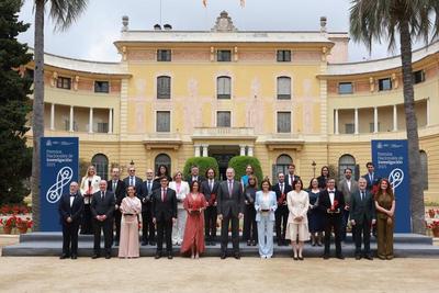 Group picture with awardees and authorities.